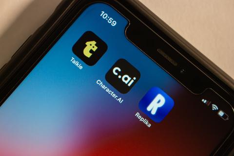 Smartphone-Bildschirm mit den Apps von Talkie, Character.AI und Replika.