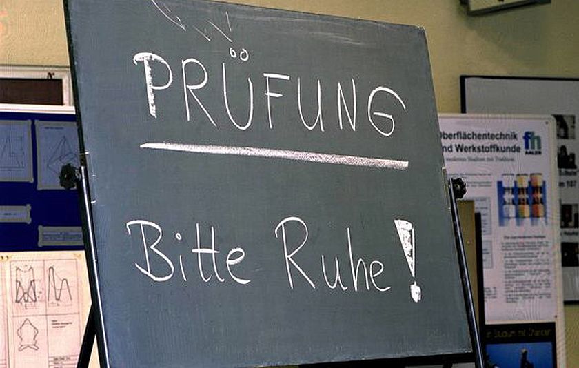 Schultafel mit Aufschrift „Prüfung – Bitte Ruhe!“