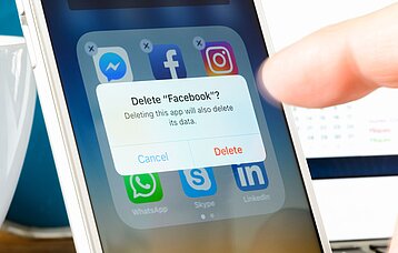 Tablet zeigt die Meldung zum Löschen von Facebook