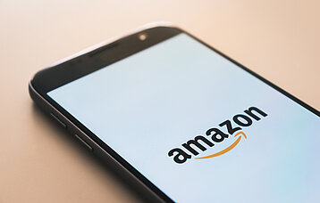 Amazon-Logo auf Smartphone