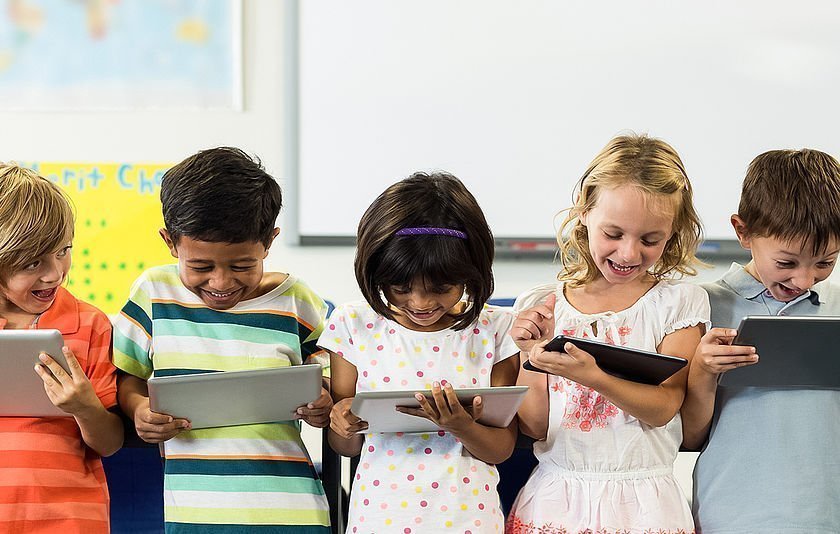 Grundschul-Kinder mit Tablets in den Händen