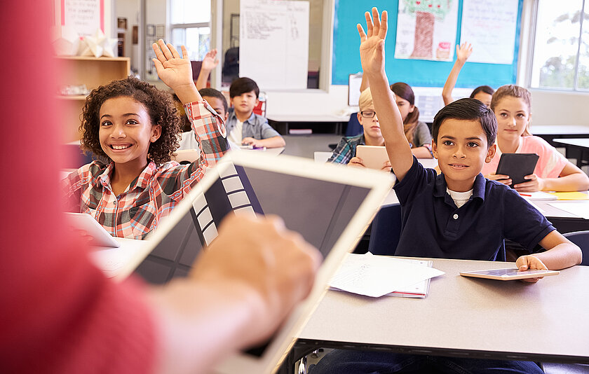 Tablet vor einer Schulklasse