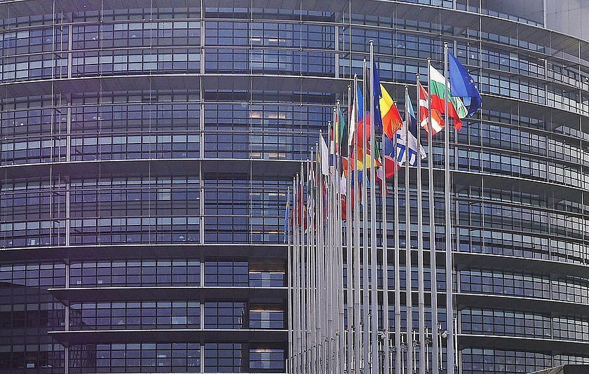 Europaparlament mit Flaggen