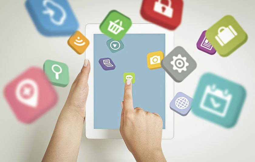 Tablet mit umherschwirrenden Icons