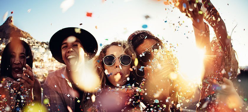Feiernde Menschen