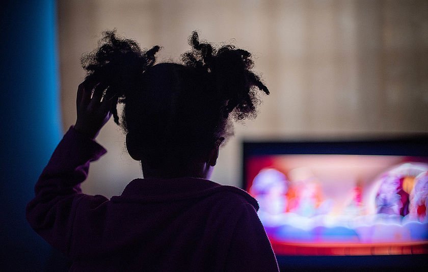 Mädchen vor dem Fernseher