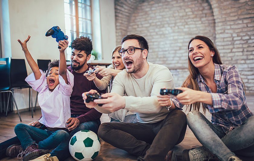 Familie spielt gemeinsam Computerspiele