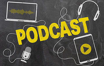 Tafel mit Podcast-Schriftzug und Zeichnungen von Handy, Bildschirm, Mikrofon und Kopfhörer