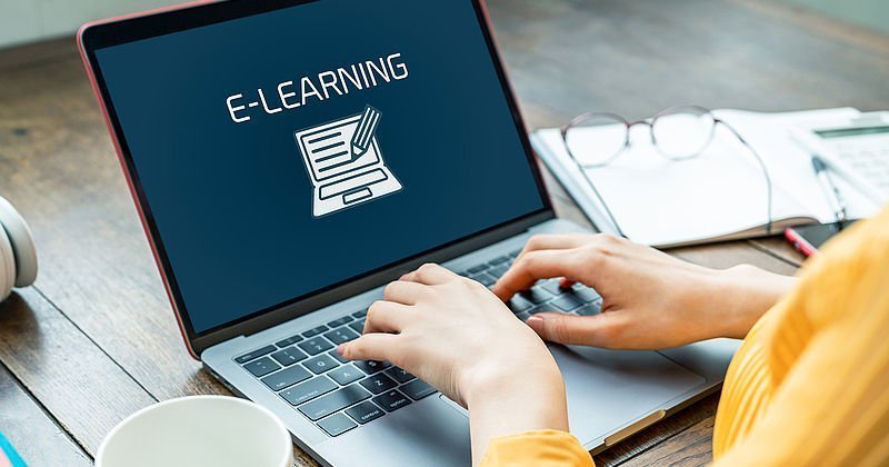 Schriftzug E-Learning auf einem Laptop-Bildschirm