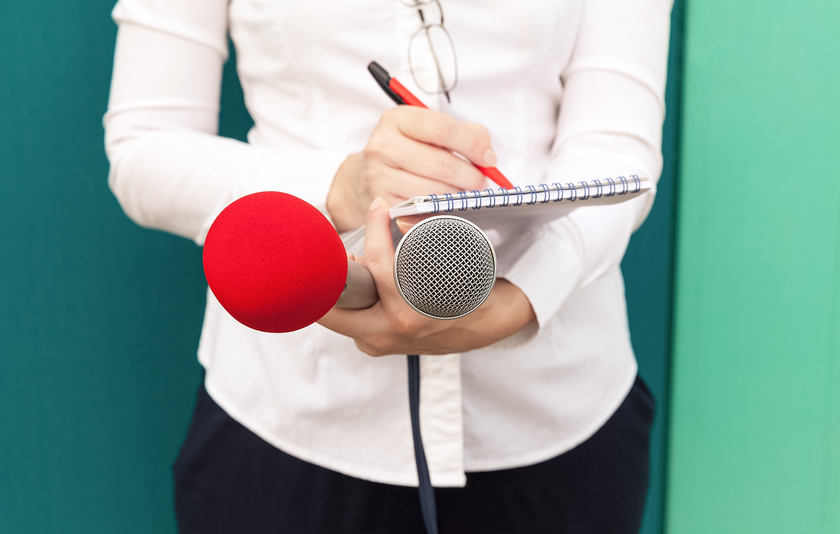 Person hält zwei Mikrofone in der Hand