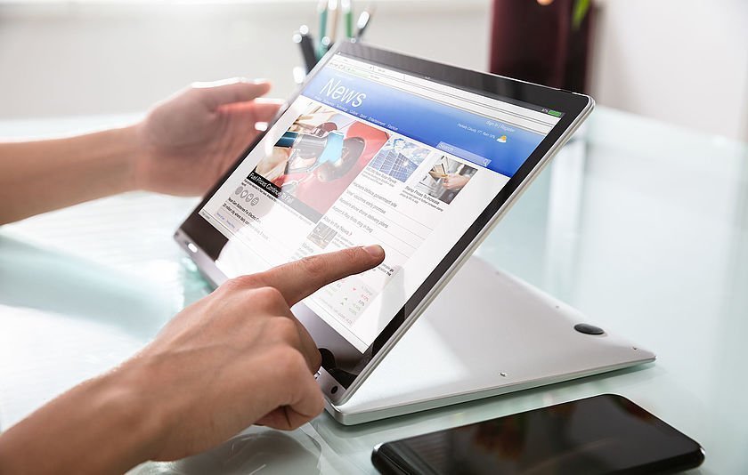 Laptop mit Nachrichten