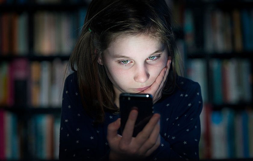 Besorgtes Mädchen am Handy.