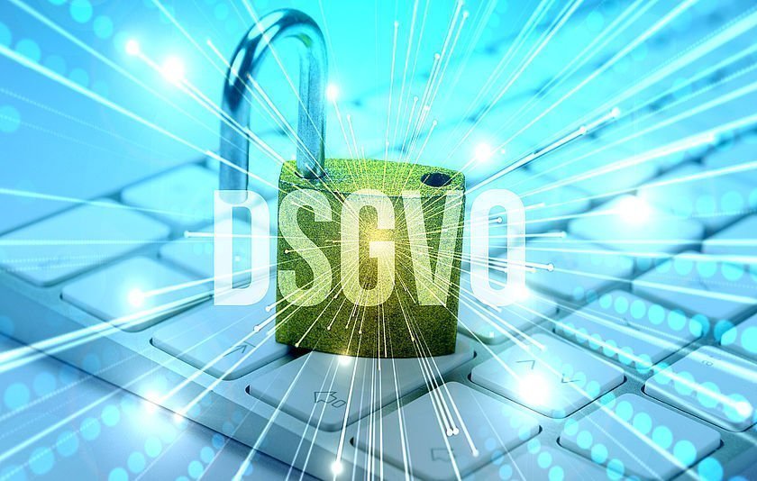 Offenes Vorhängeschloss auf einer Tastatur mit eingeblendetem Schriftzug DSGVO