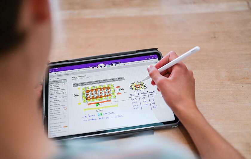 Mädchen arbeitet am iPad.