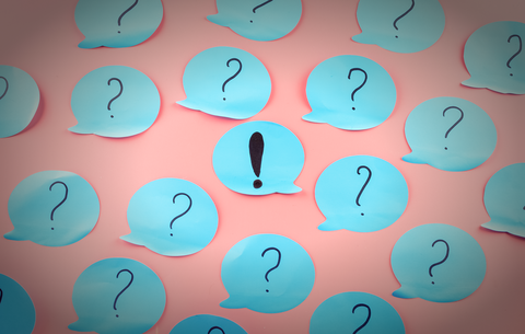 Post-Its in Sprechblasenform zeigen ein Ausrufezeichen zwischen Fragezeichen Post-Its in Sprechblasenform zeigen ein Ausrufezeichen zwischen Fragezeichen