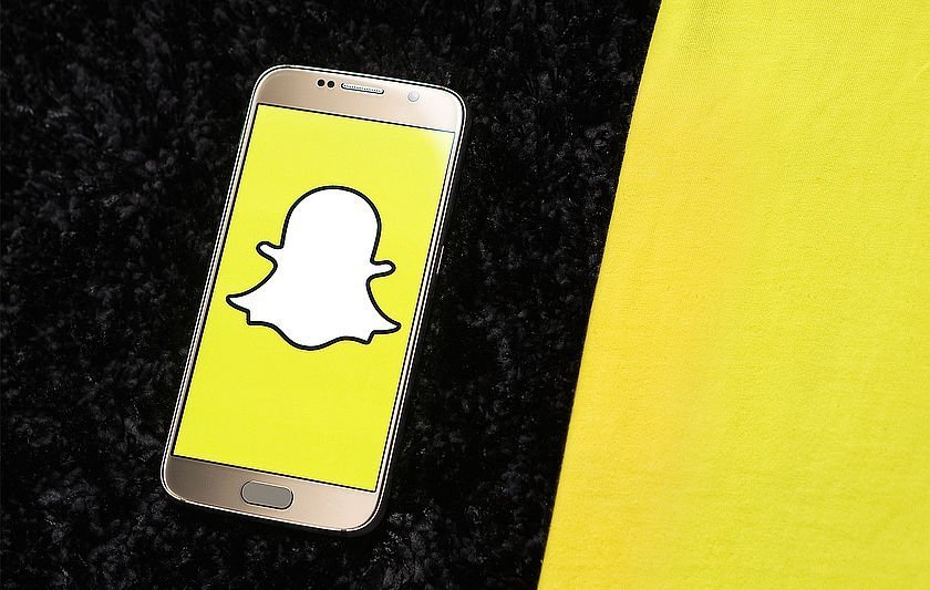 Smartphone mit Snapchat-Zeichen auf dem Display