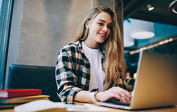 Mädchen am PC