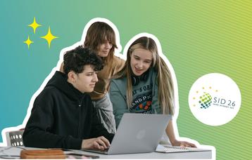 Drei Jugendliche beugen sich neugierig über einen Laptop, der auf einem Schreibtisch steht. Auf diesem liegen Schulsachen herum. Im türkis-grün-gelb verlaufenden Hintergrund sind drei vierzackige gelbe Sterne und das Logo des Safer Internet Days 2026 zu sehen.