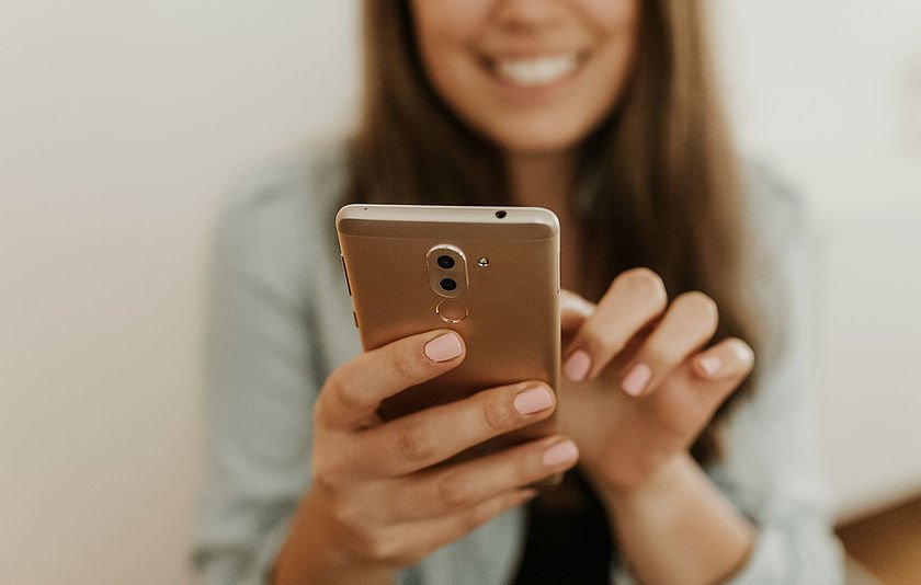 Mädchen mit Smartphone Mädchen mit Smartphone