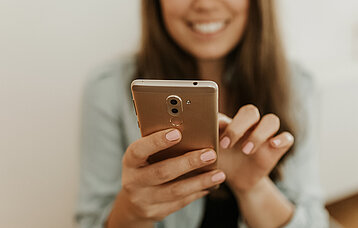 Mädchen mit Smartphone