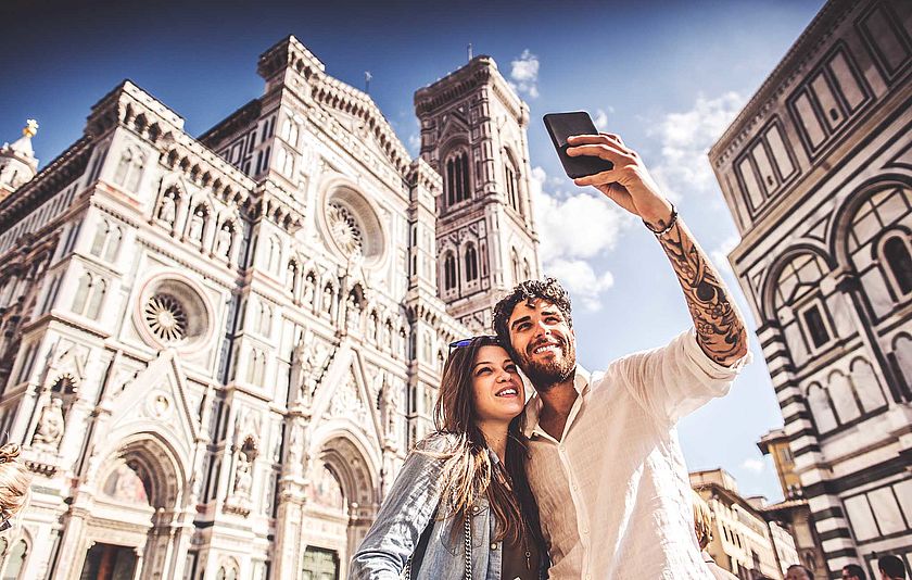 Ein Paar macht ein Selfie in Florenz Ein Paar macht ein Selfie in Florenz