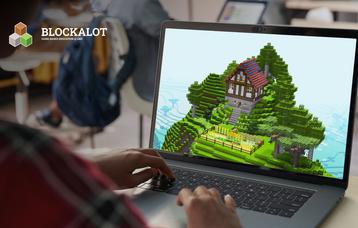 Hände liegen auf einem aufgeklappten Laptop, auf dem eine Berglandschaft mit Haus aus quadratischen Blöcken zu sehen ist. 