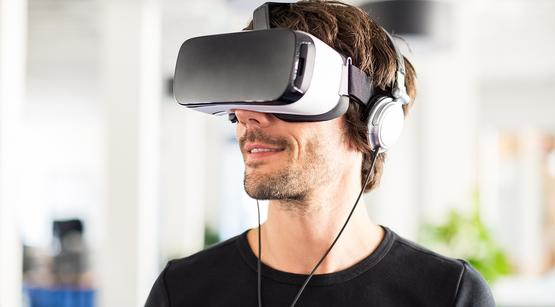 Mann mit VR-Brille