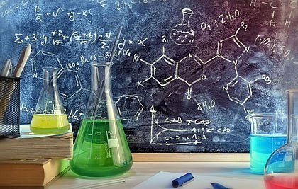 Tafel mit chemischen Formeln