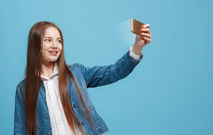 Junge Frau beim Machen eines Selfies