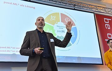 Ulrich Hollritt vom LMZ im Vortrag auf dem Univention Summit 2024 in Bremen. 