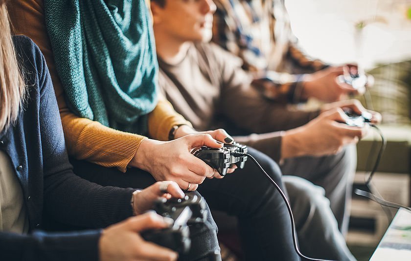 Hände mit Spielcontrollern