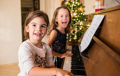 Zwei Mädchen an einem Klavier