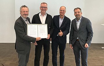 Gruppenbild von den Geschäftsführern und Vorsitzenden von SCHULEWIRTSCHAFT BW zusammen mit dem Direktor des Landesmedienzentrums Michael Zieher