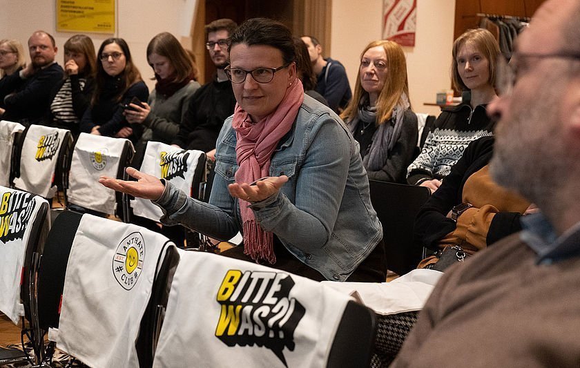 Teilnehmende Personen bei einer Veranstaltung der Kampagne Bitte was