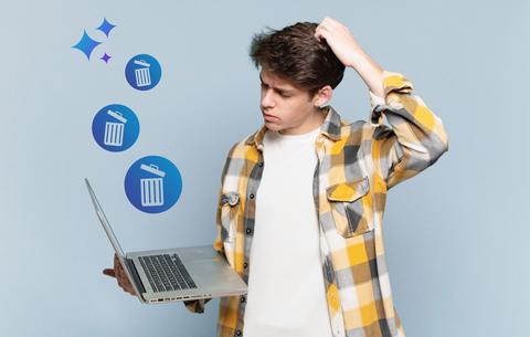 AI Slop Ein Junge im gelb-grauen Karohemd rauft sich die Haare vor einem Laptop stehend.