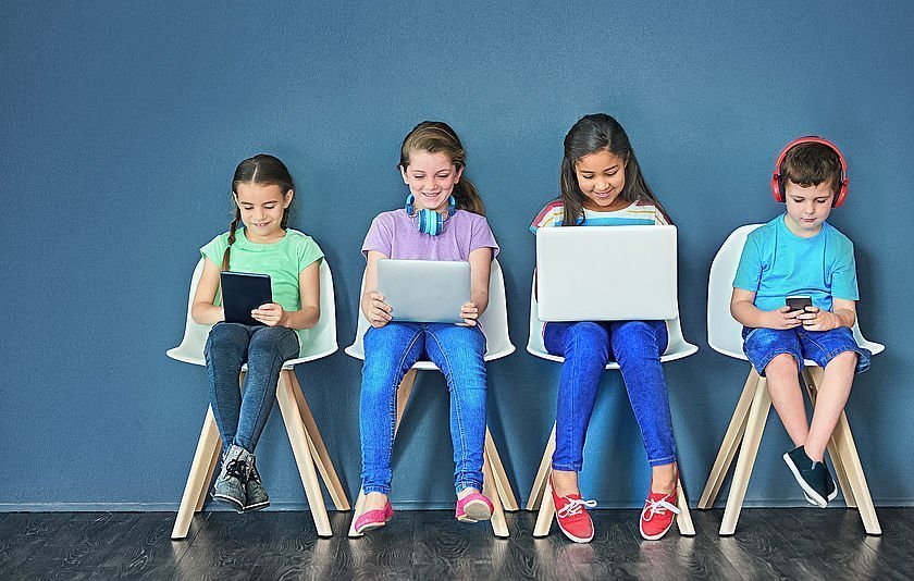 Schulkinder mit mobilen Endgeräten