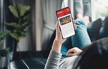 Handy dessen Display Nachrichten anzeigt