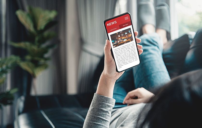 Handy dessen Display Nachrichten anzeigt