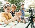 Teenager mit Roboter und Handykamera Teenager mit Roboter und Handykamera