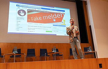 Andre Wolf von Mimikama auf dem Safer Internet Day 2020 in Stuttgart