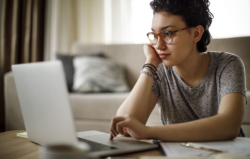 Junge Frau vor einem Laptop Junge Frau vor einem Laptop