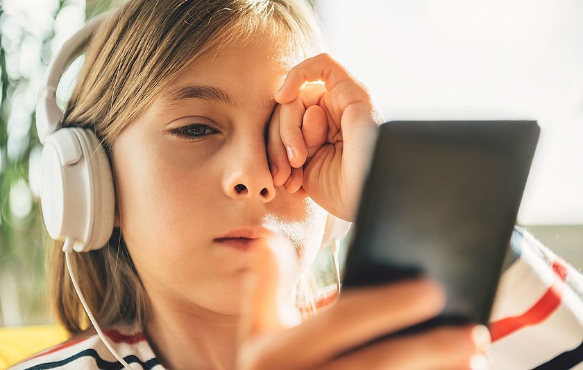 Mädchen mit Smartphone und Headset