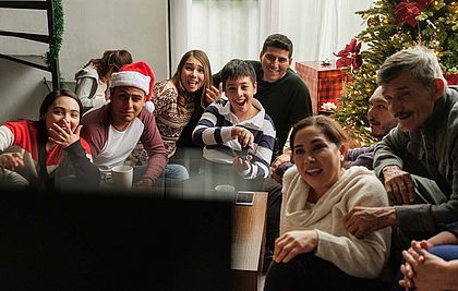 Familie spielt Videospiele an Weihnachten