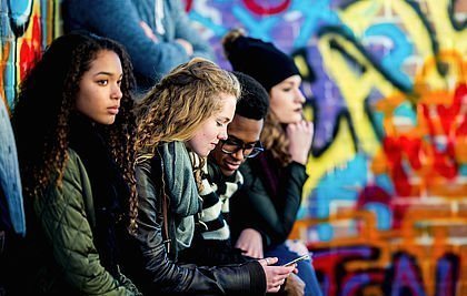 Jugendliche vor Graffitiwand