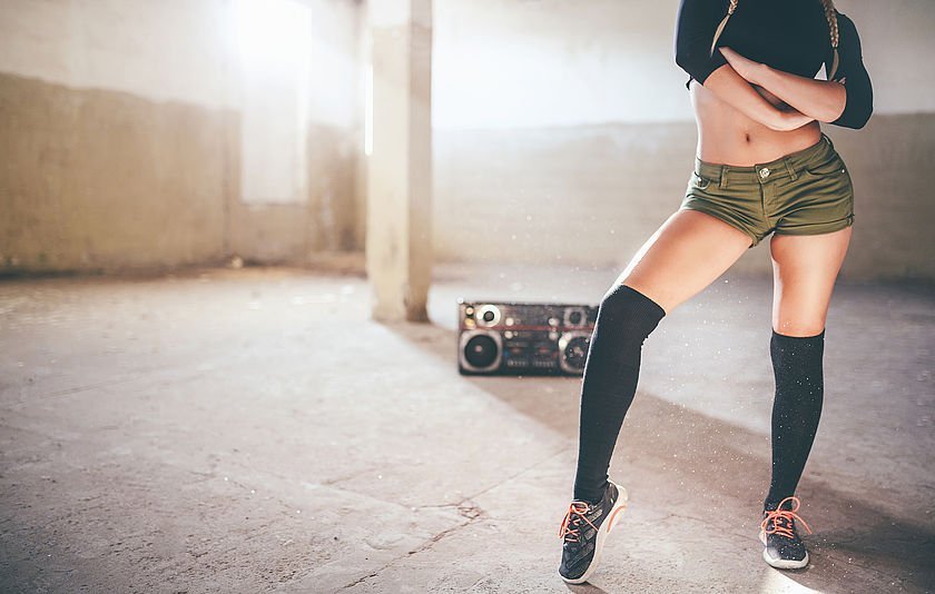 Beine einer jungen Frau mit Ghetto-Bluster