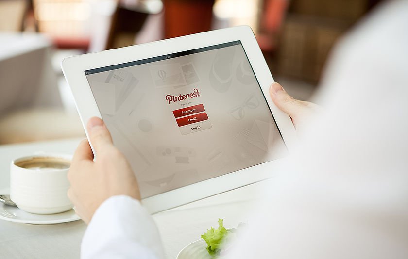 Tablet mit Pinterest-Startseite Tablet mit Pinterest-Startseite