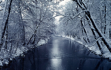 Fluss Brigach im Winter 1999. Fotografiert im Schlosspark in Donaueschingen.