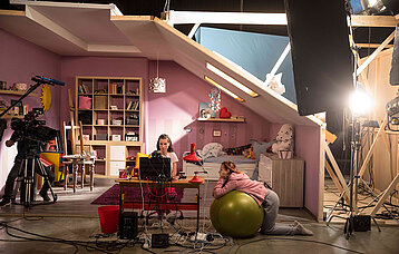 Filmaufnahmen zur Doku: "Gefangen im Netz": Blick ins Studio mit Filmteam und Betreuerstab. 