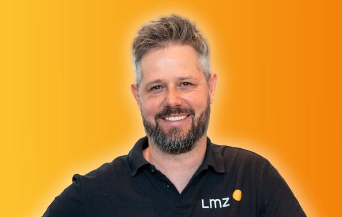 Mann mittleren Alters mit graumelierten Haaren und Bart in schwarze Polo-Shirt