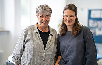Fotoaufnahme von Grundschullehrerinnen Ann-Katrin Heiden und Christiane Weber